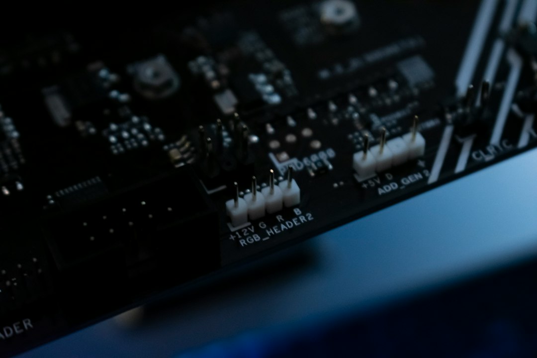 一条与工业现场无关的搜索词反复出现在气体监测平台的检索日志里，值班员真正