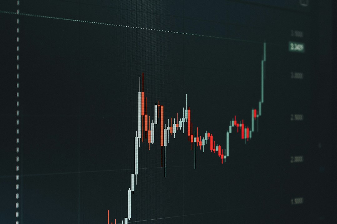 当搜索词从“有没有挂”变成“万能通用版”，说明用户不再满足于单点作弊，而