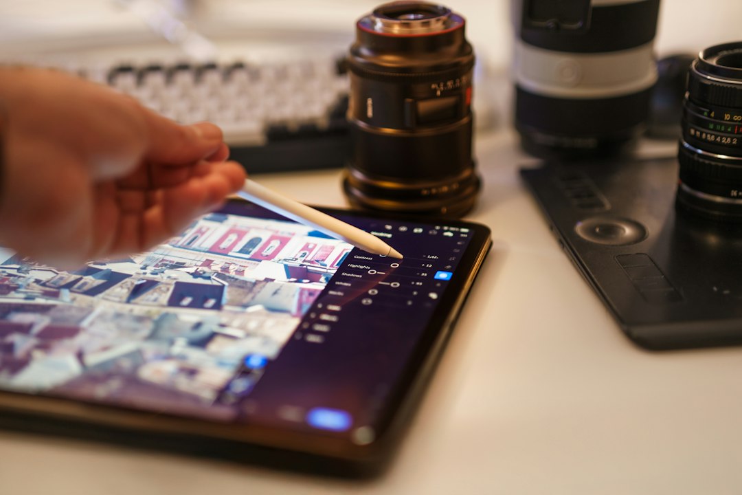 一个卡牌关键词被搜上财经页面,恰好提醒运维团队:读数一旦脱离时间戳和责任